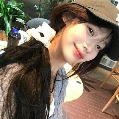 一位站立的人